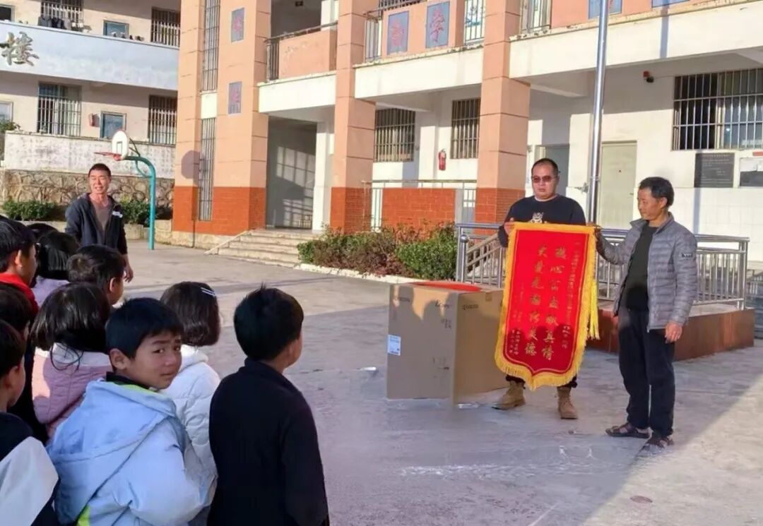 公司駐村隊(duì)員張清收到錦旗與感謝信