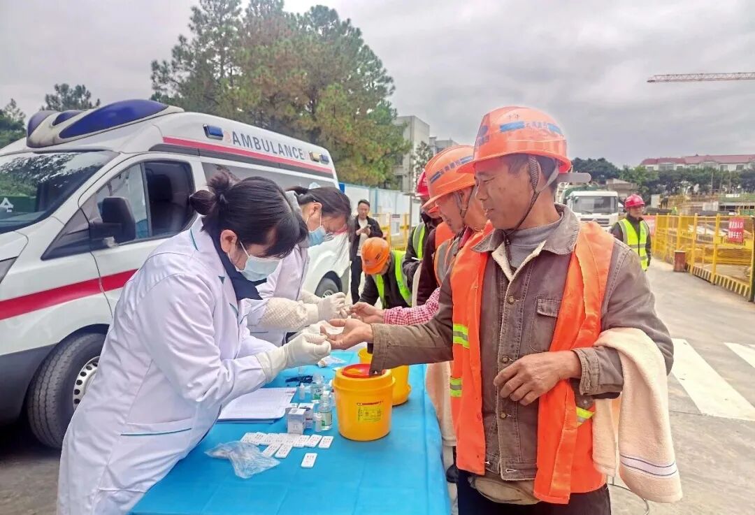 彌勒市城鎮(zhèn)棚戶區(qū)改造吉山北路片區(qū)項(xiàng)目為100余農(nóng)民工友免費(fèi)體檢