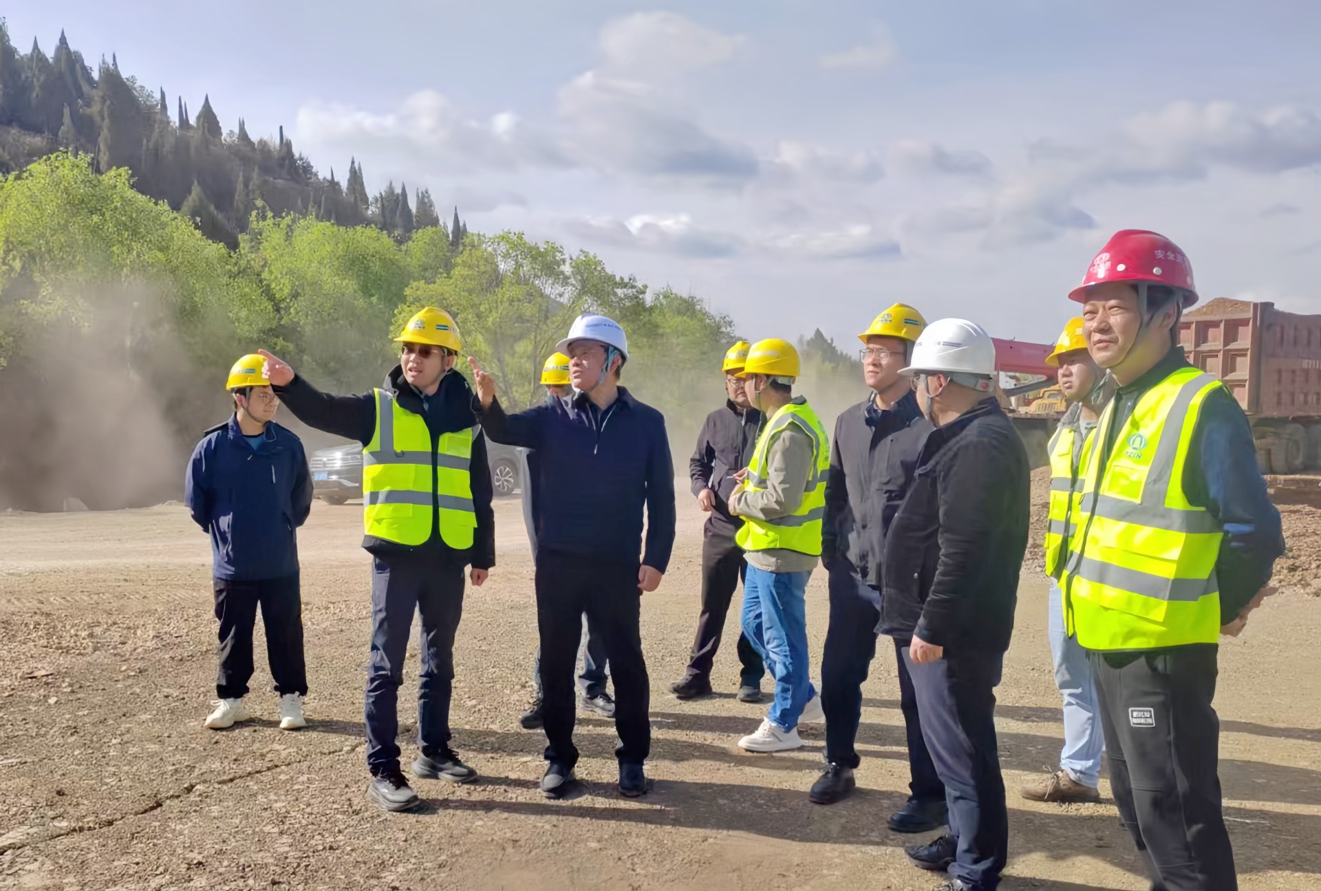 彭云調(diào)研麗江公司、麗江片區(qū)重點(diǎn)項(xiàng)目