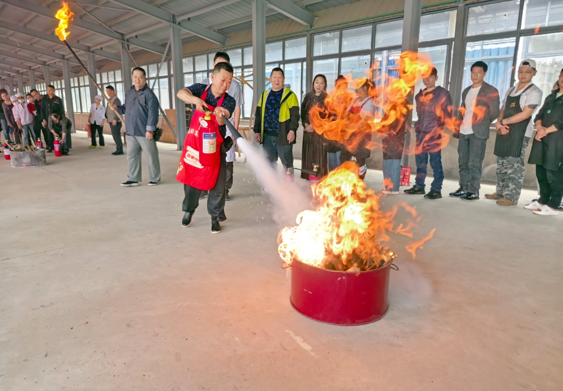 篆新公司組織商戶開展消防安全培訓(xùn)及滅火實戰(zhàn)演練