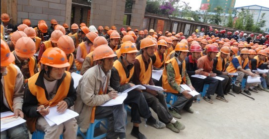 萬科金域緹香項(xiàng)目舉辦農(nóng)民工安全教育培訓(xùn)