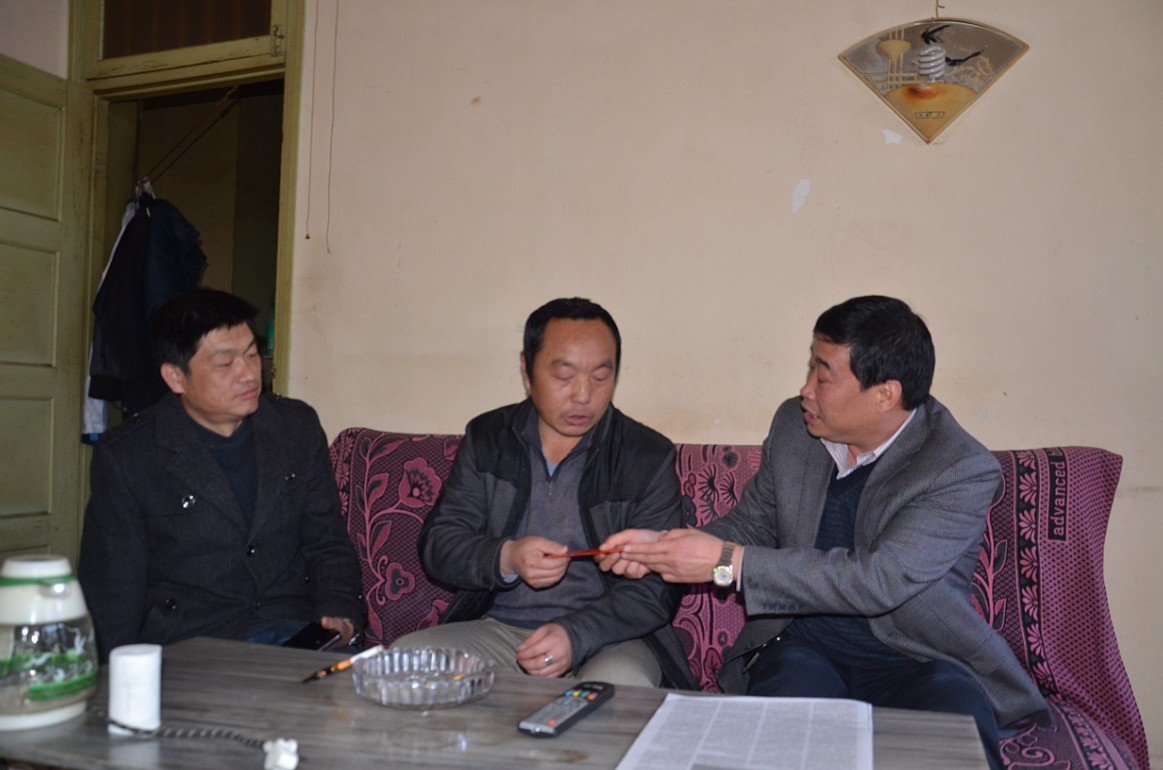 陳云周、彭云入戶慰問困難黨員及職工