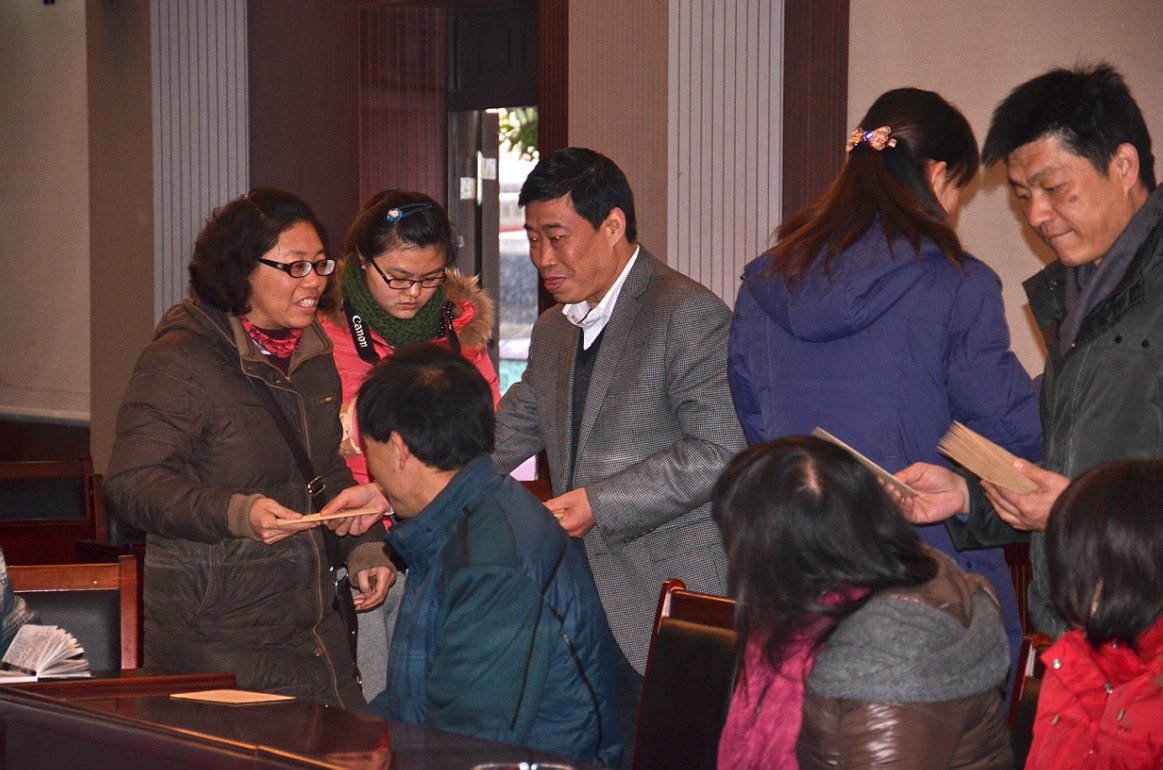 公司開展2014年元旦、春節(jié)送溫暖活動(dòng)