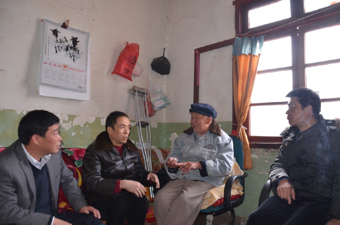 唐忠鴻、陳云周、彭云走訪慰問困難職工