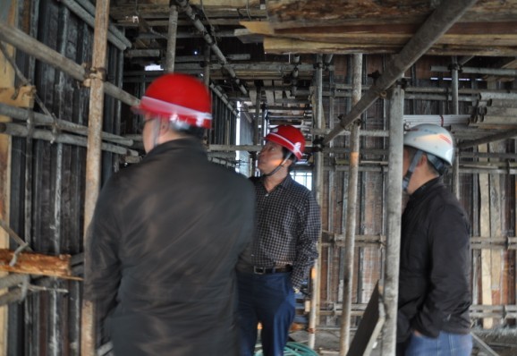 陳云周調(diào)研德宏保障房