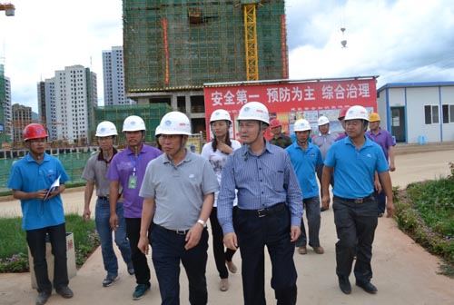 張戰(zhàn)國(guó)調(diào)研易門(mén)公租房二期工程