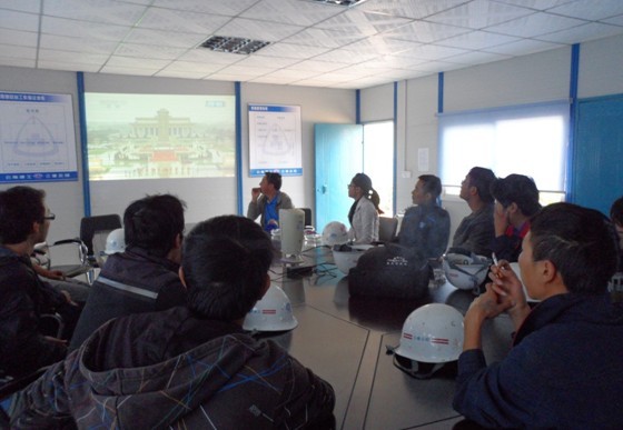 第一項(xiàng)目部大波村項(xiàng)目國慶組織觀看《向人民英雄紀(jì)念碑獻(xiàn)花籃儀式》