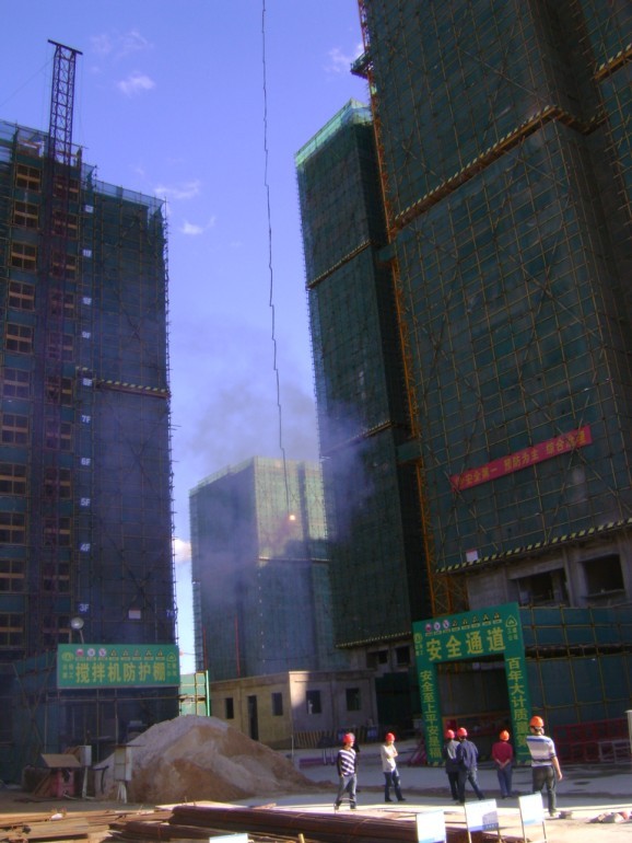 第二直管部易門公共租賃住房項(xiàng)目8棟號順利封頂