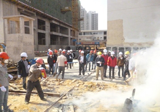 第三項目部春溪大廈項目部組織消防演練和高空墜落應急演練