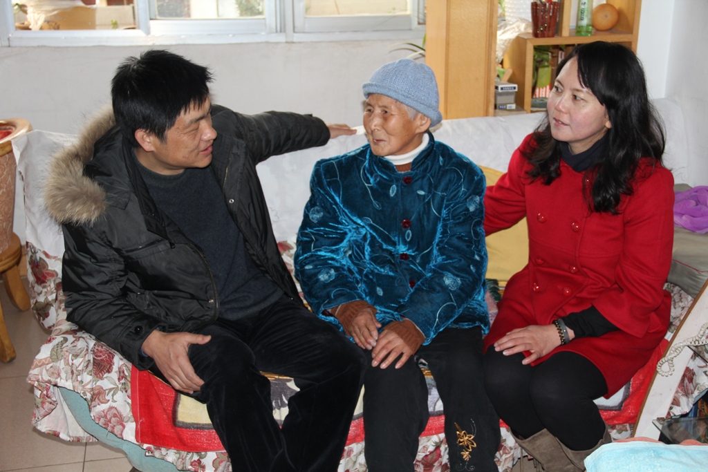 春節前夕工會領導入戶慰問困難職工家屬