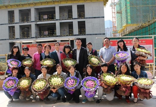 鮮花送福“麗人節”