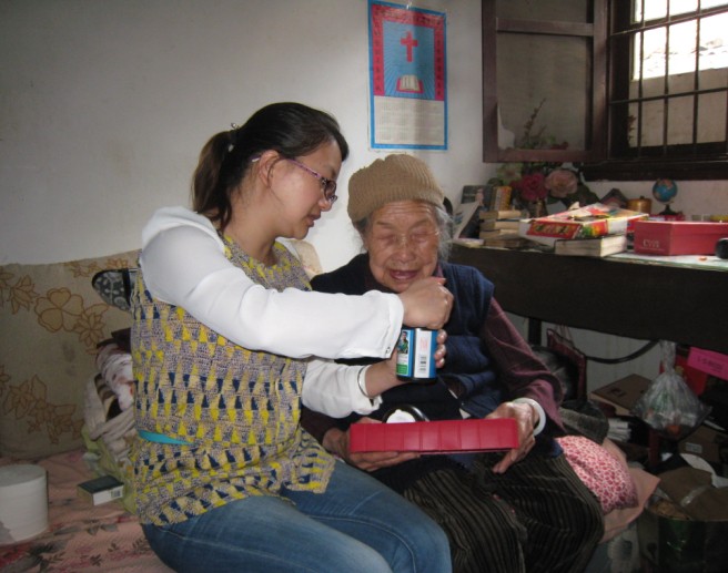 二直管看望劉菊英老人