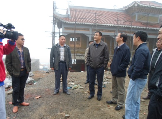 昭通市副市長余揚舉到二十直管部承建的天麻示范園調研