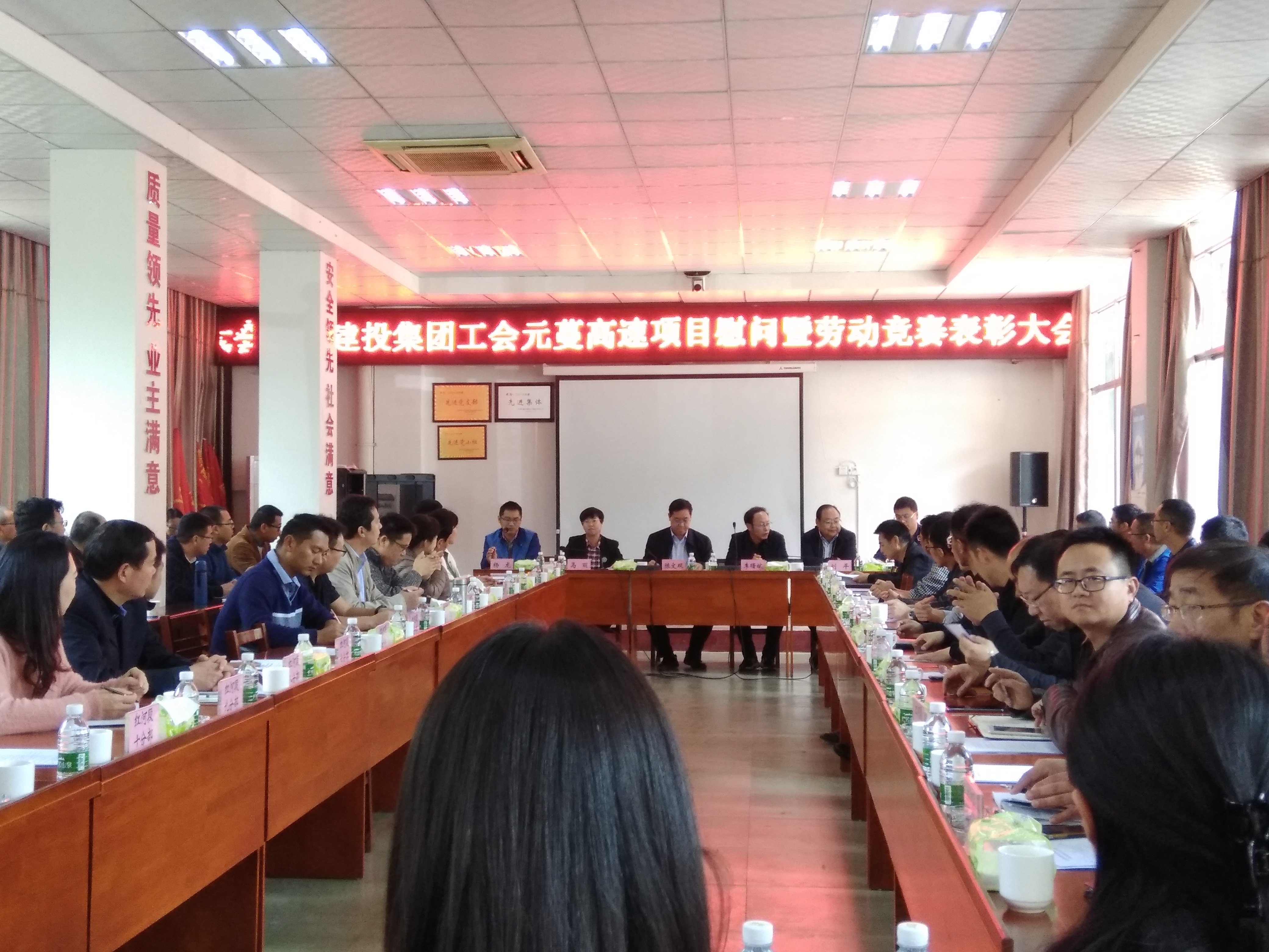 元蔓高速（紅河段）土建一分部榮獲集團(tuán)“工人先鋒號(hào)”、“優(yōu)秀青年突擊隊(duì)”稱號(hào)