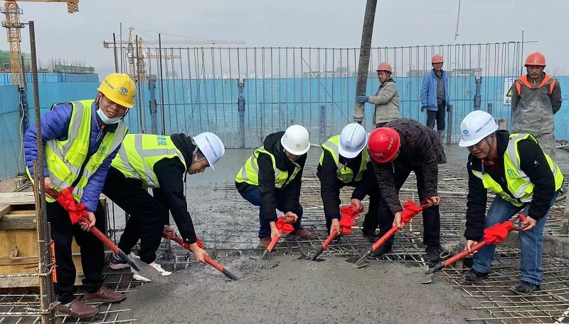 第一項目經理部昭通烏蒙水鄉項目（昭儲18--13號地塊）二標段  首棟高層順利封頂