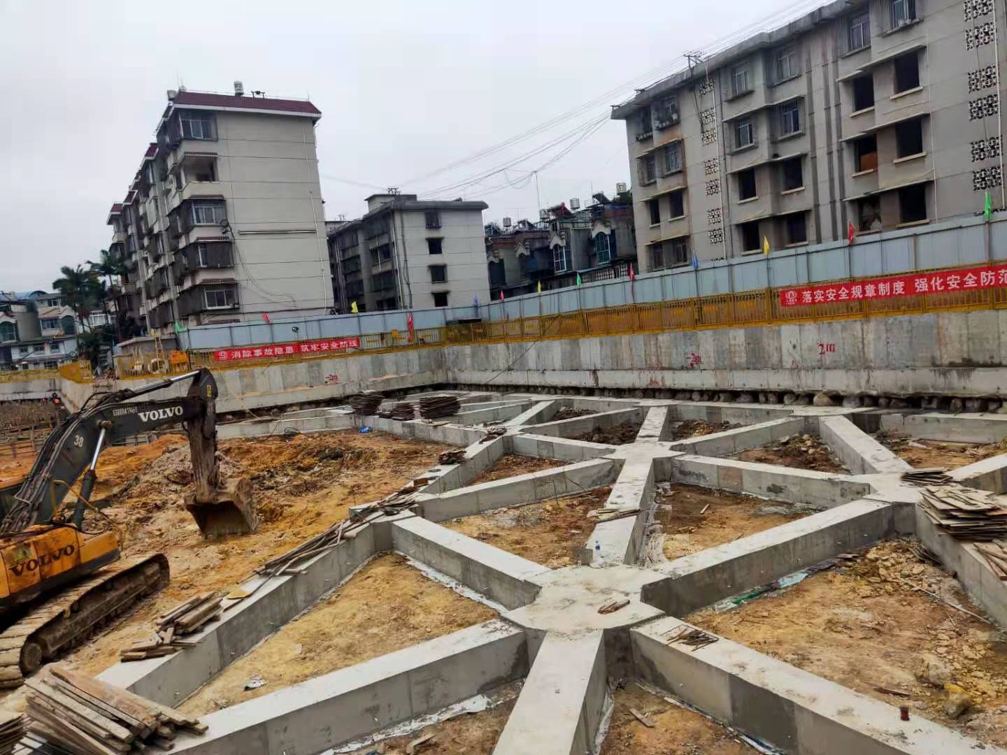 公司“滇南最深基坑”項目完成第一道內支撐