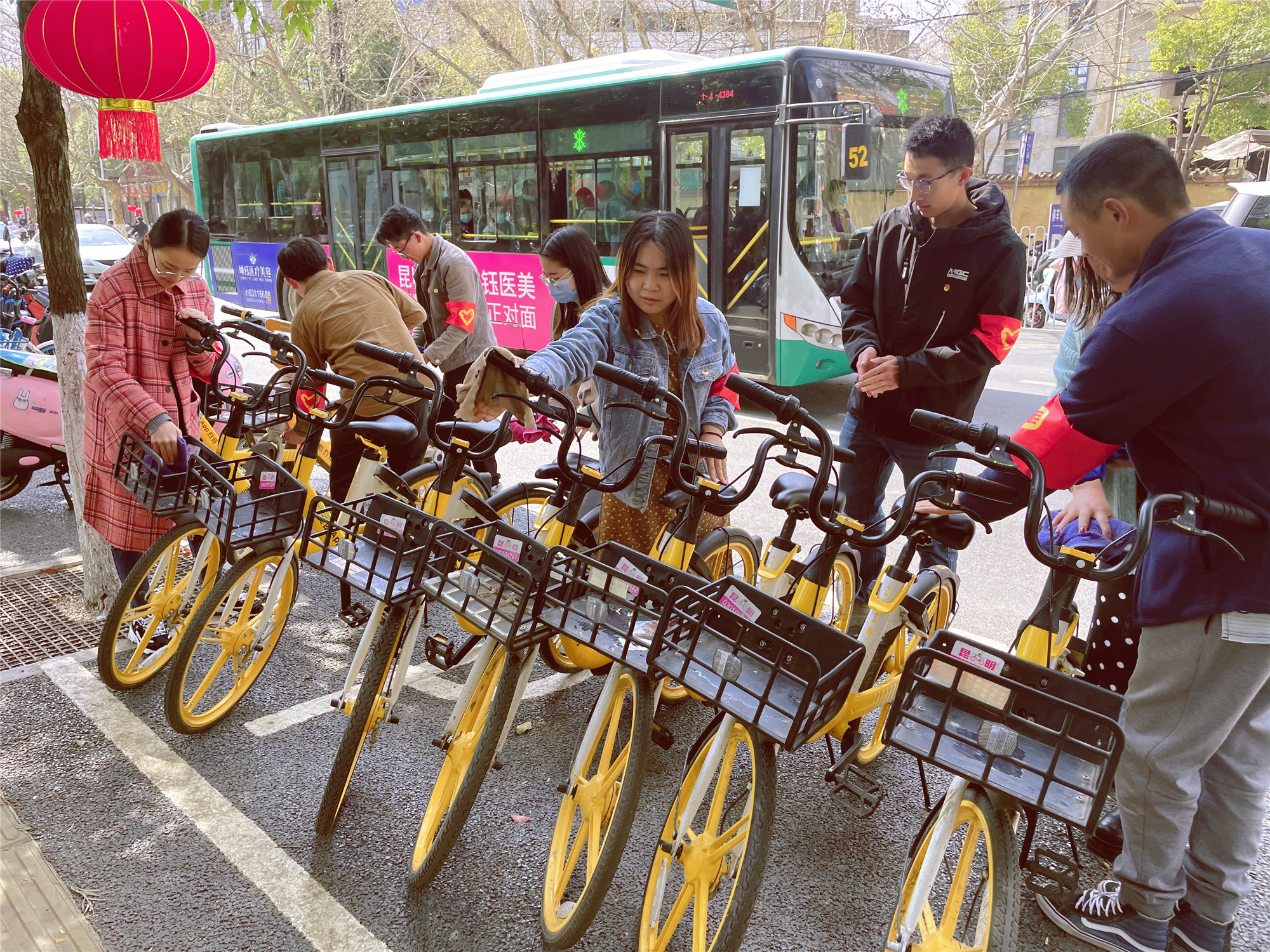 公司四家團支部聯合開展學雷鋒志愿者活動