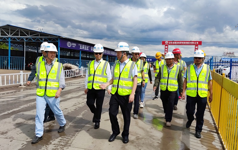 情系職工，夏送清涼——吳勇到大理滇西醫療中心項目慰問