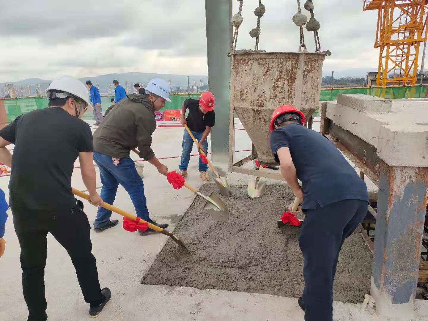 云南特立金空調(diào)銷售有限責任公司空調(diào)銷售、空調(diào)配件及通風設(shè)備生產(chǎn)基地項目綜合樓順利封頂