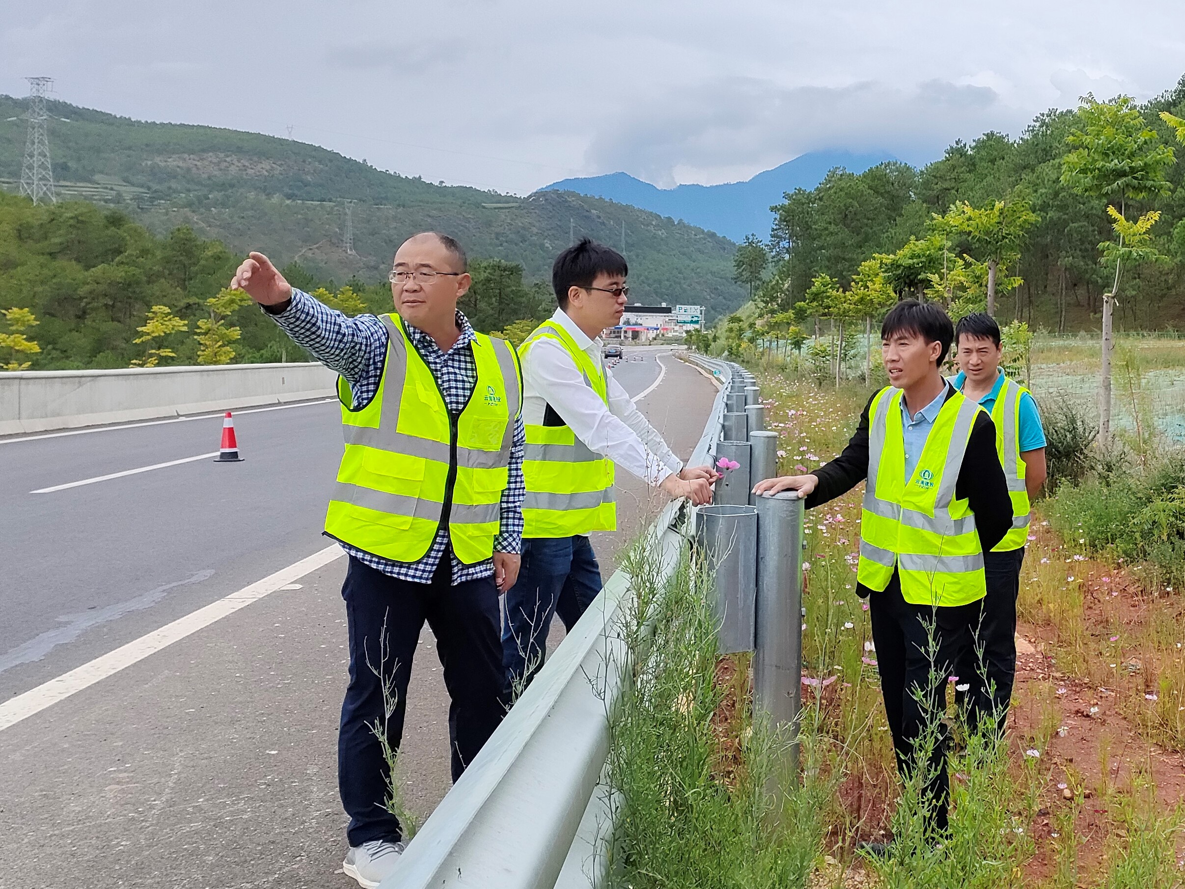 王長錄調(diào)研香麗高速公路項目（13-4工區(qū)）