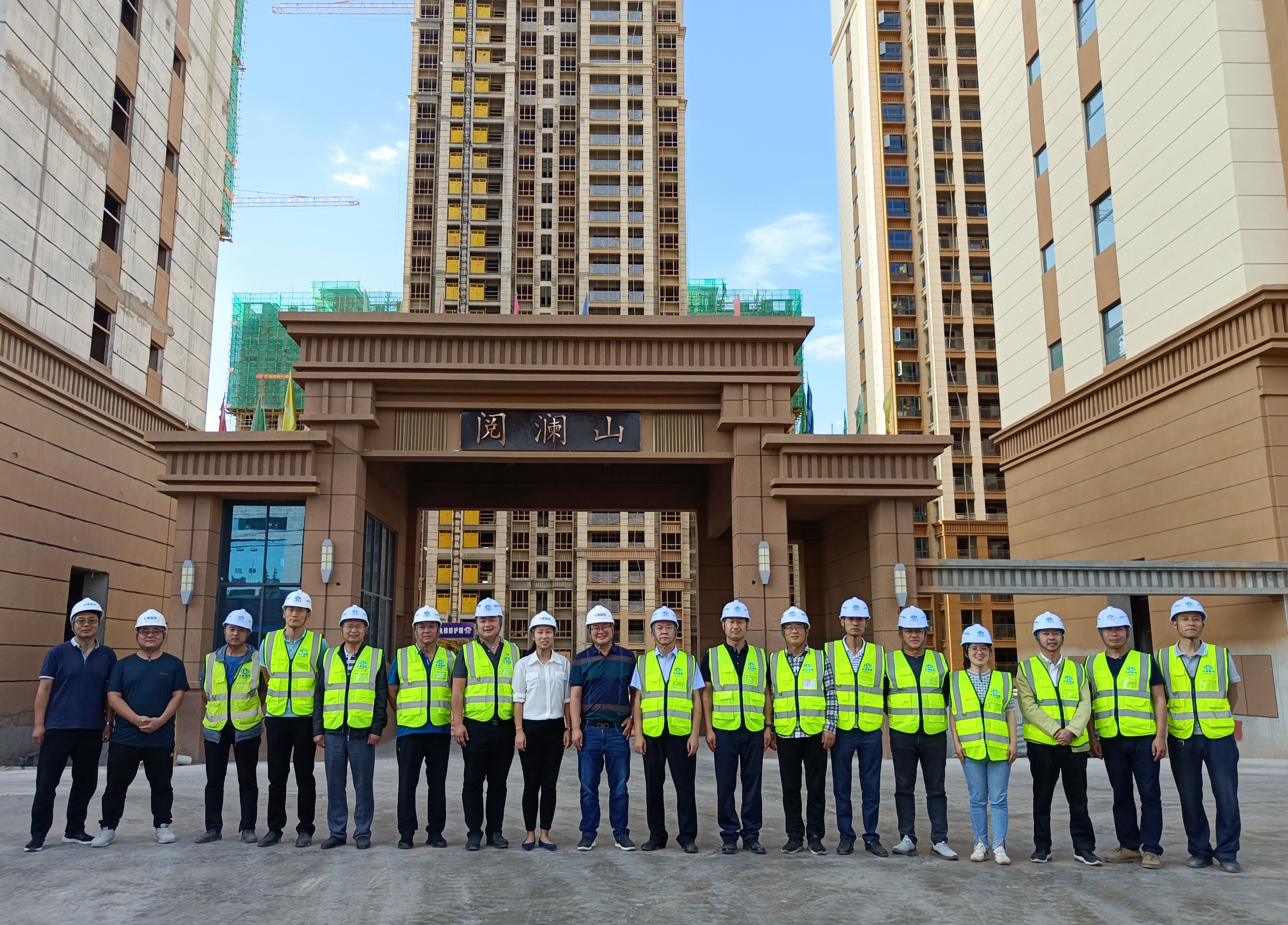 公司領(lǐng)導(dǎo)赴會(huì)澤悅瀾山項(xiàng)目參加封頂儀式！
