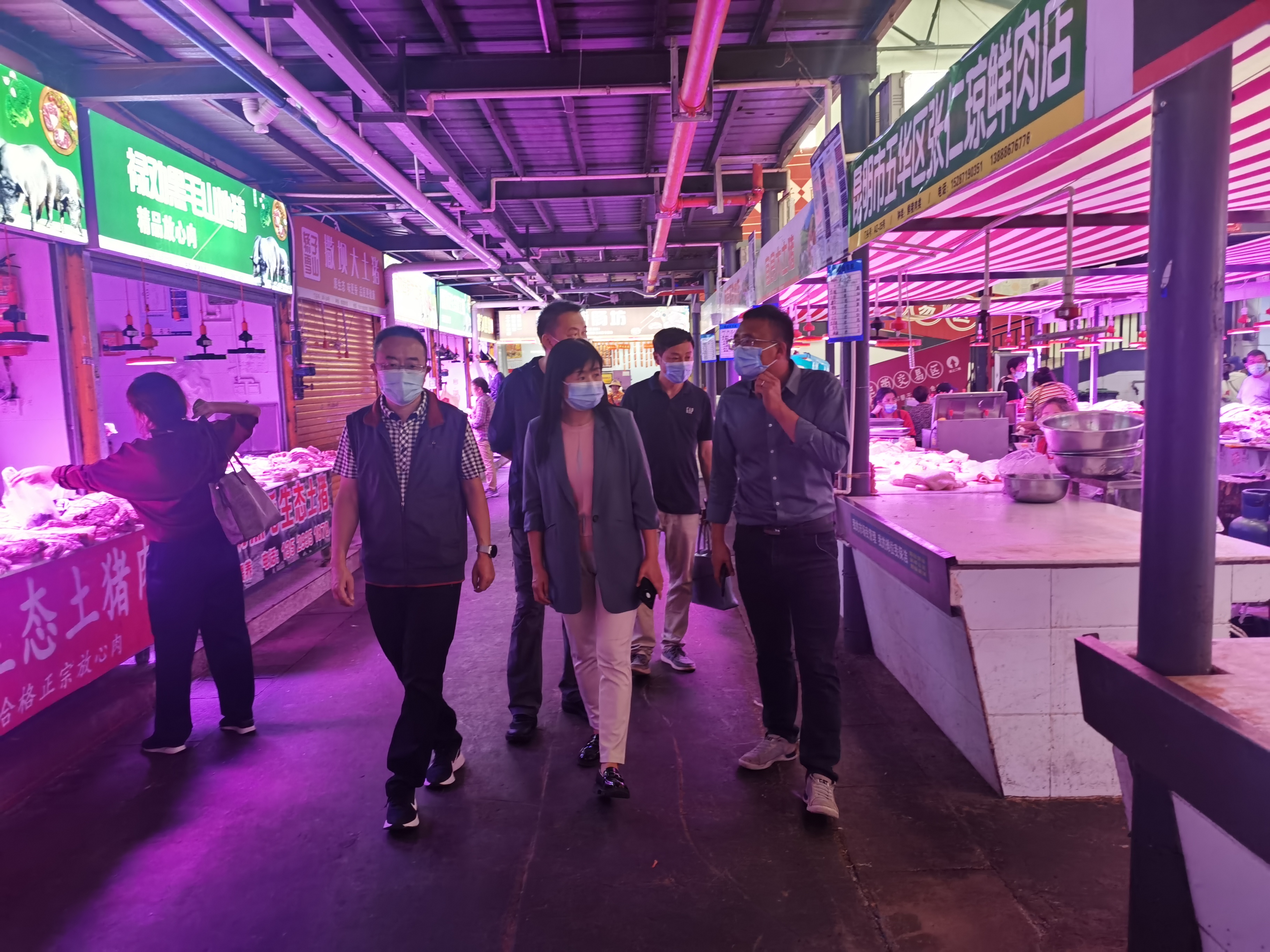五華區(qū)政府副區(qū)長(zhǎng)郭穎一行到大觀(guān)篆新農(nóng)貿(mào)市場(chǎng)開(kāi)展COP15服務(wù)保障安全檢查
