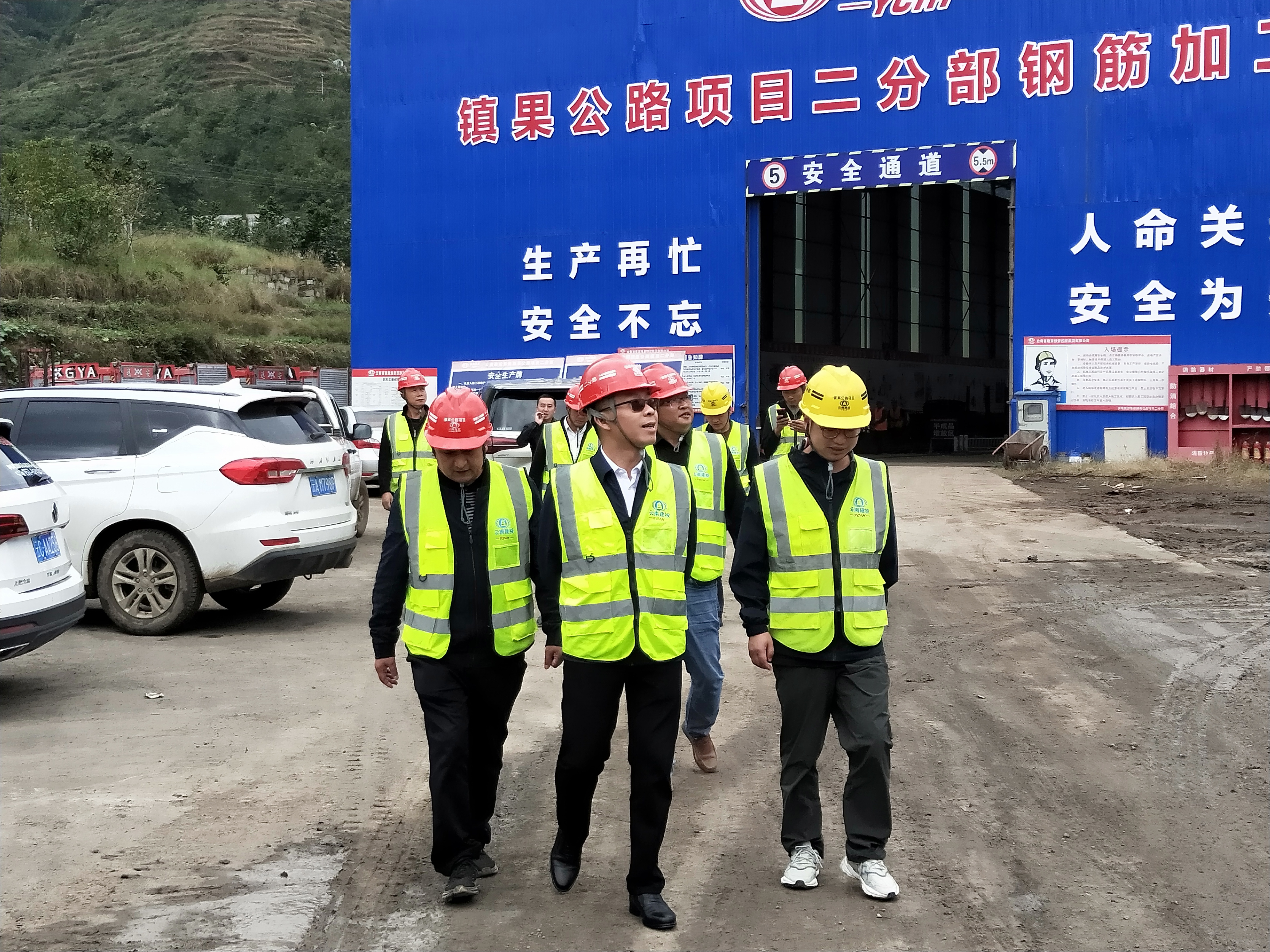 公司黨委委員、副總經(jīng)理陳波調(diào)研鎮(zhèn)果公路二標(biāo)段項(xiàng)目