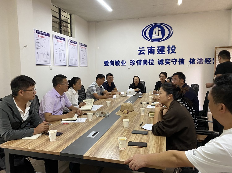 易門縣政協(xié)副主席張慶春一行到易門縣第一幼兒園龍泉分園（龍泉街道中心幼兒園）建設(shè)項目開展調(diào)研活動