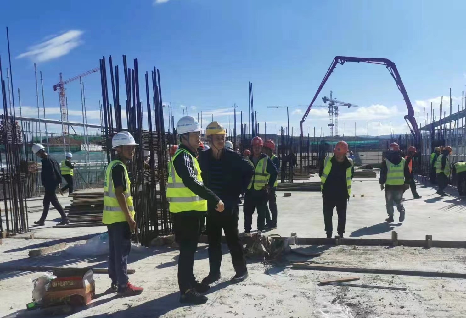 第三項(xiàng)目經(jīng)理部到上海建工施工現(xiàn)場進(jìn)行參觀學(xué)習(xí)