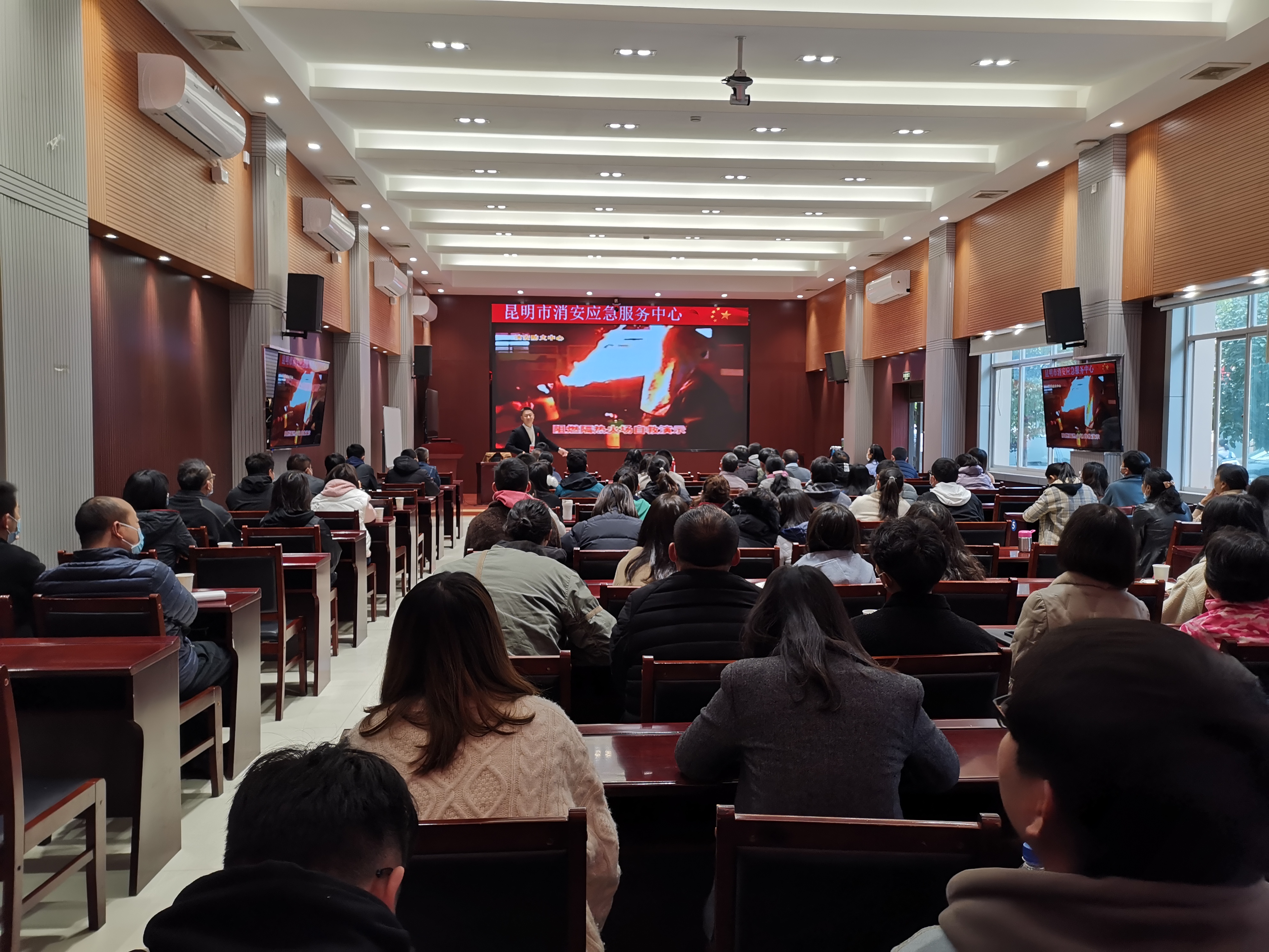 公司舉行消防安全月啟動(dòng)暨消防安全知識(shí)培訓(xùn)及逃生演練