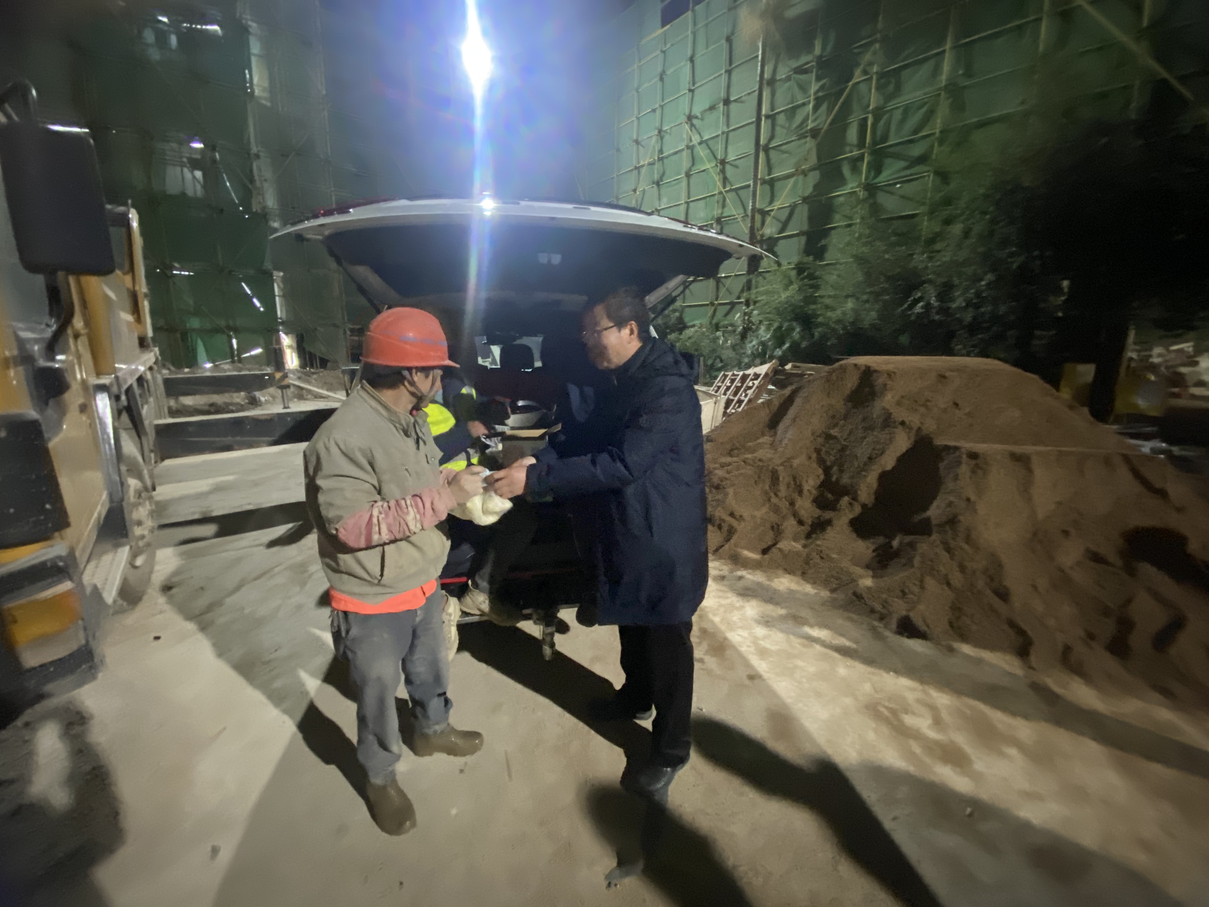 易門縣第一幼兒園園長(zhǎng)深入施工現(xiàn)場(chǎng)慰問(wèn)加班工人