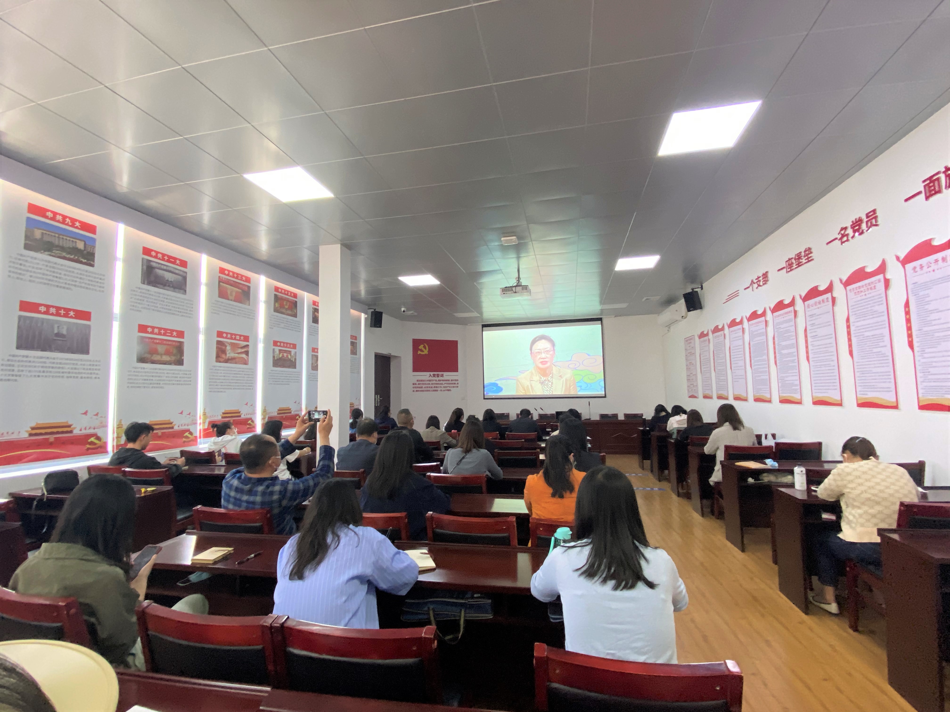 公司工會(huì)組織觀看《中華人民共和國(guó)工會(huì)法》解讀節(jié)目