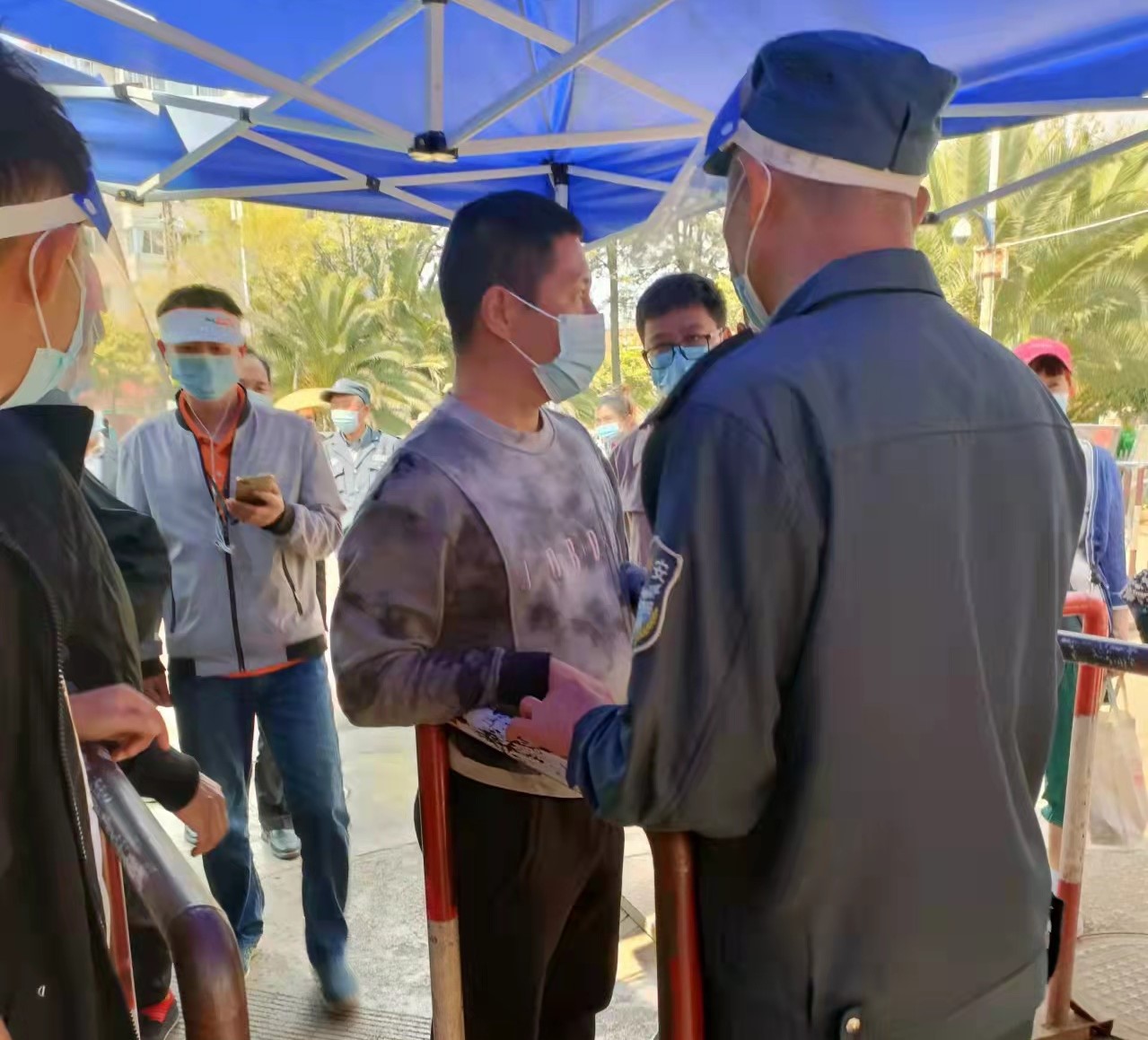 抗疫一線、守護(hù)群眾“菜籃子”安全