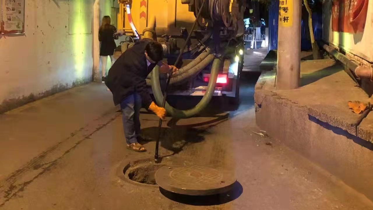 資產(chǎn)運(yùn)營管理部聯(lián)合開展建工新村片區(qū)清掏工作