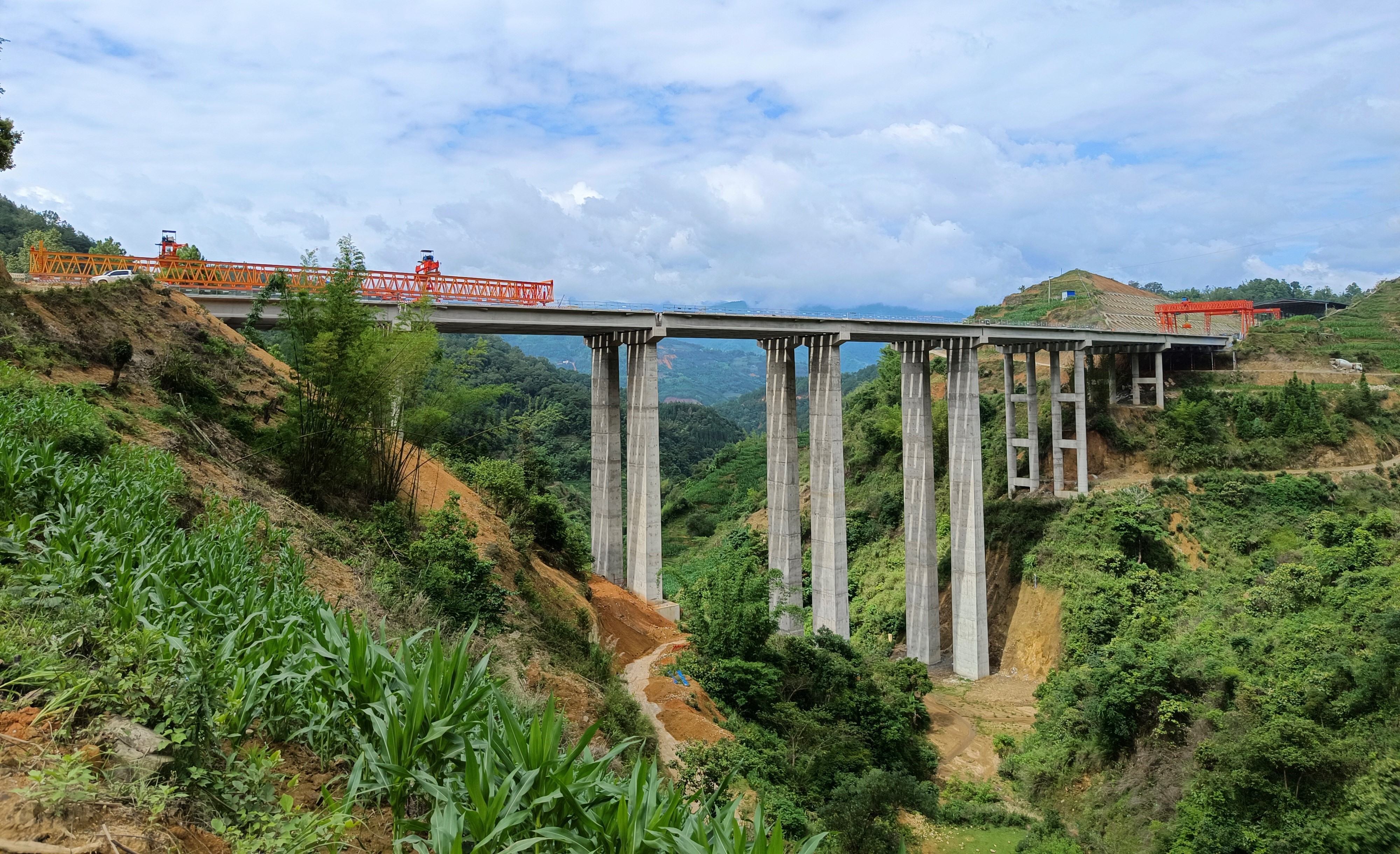 西拉東2號大橋T梁順利架設(shè)完成