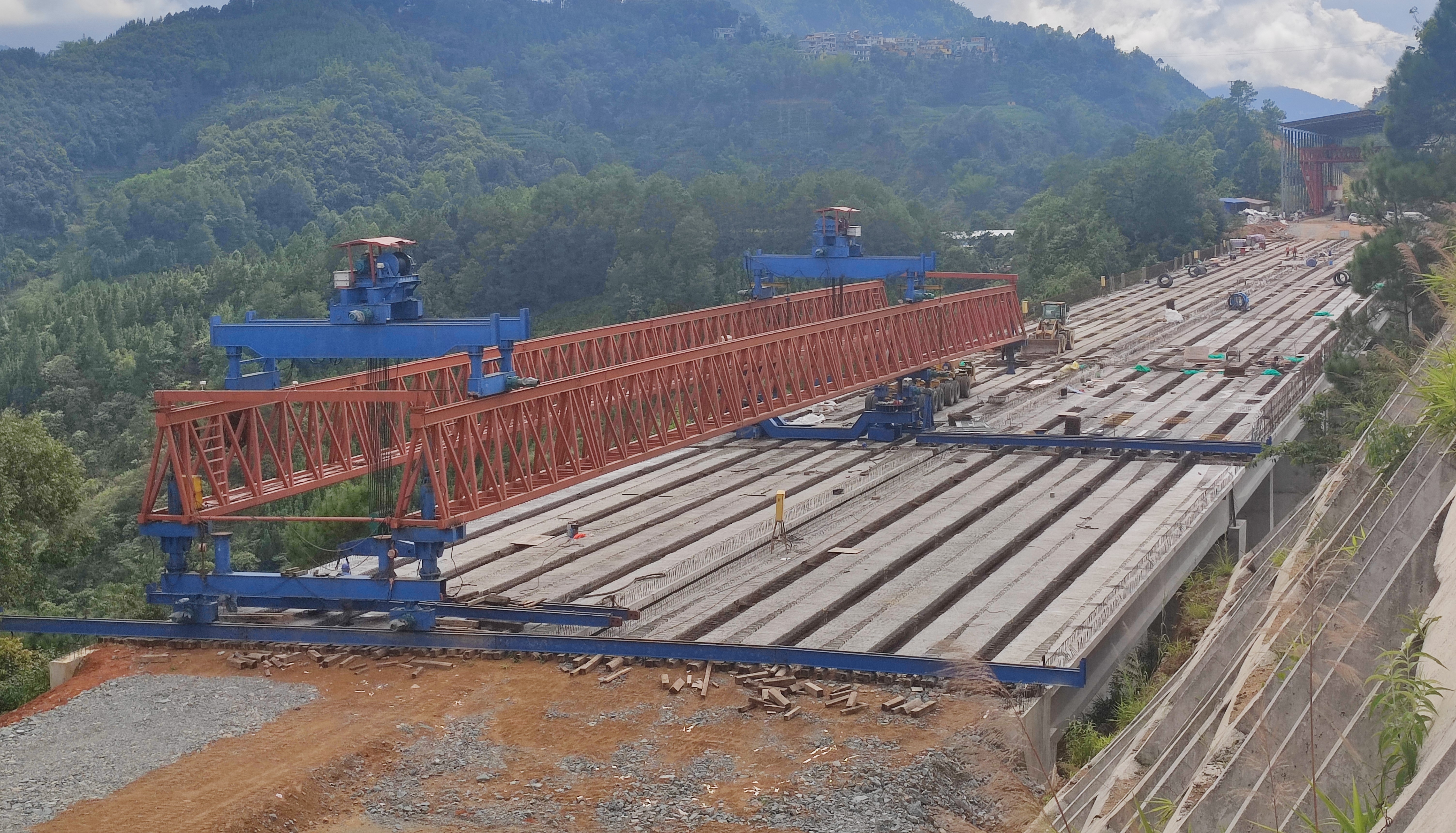 哈洛普施1號(hào)大橋T梁全面架設(shè)完成