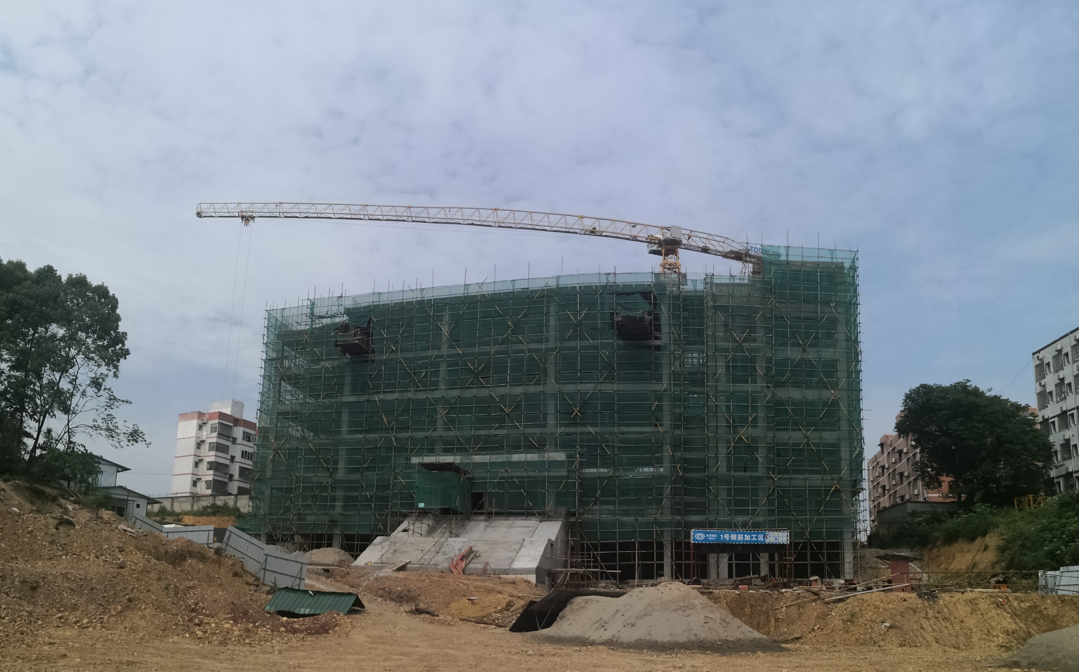 李渡中學(xué)綜合教學(xué)樓建設(shè)工程項(xiàng)目順利封頂