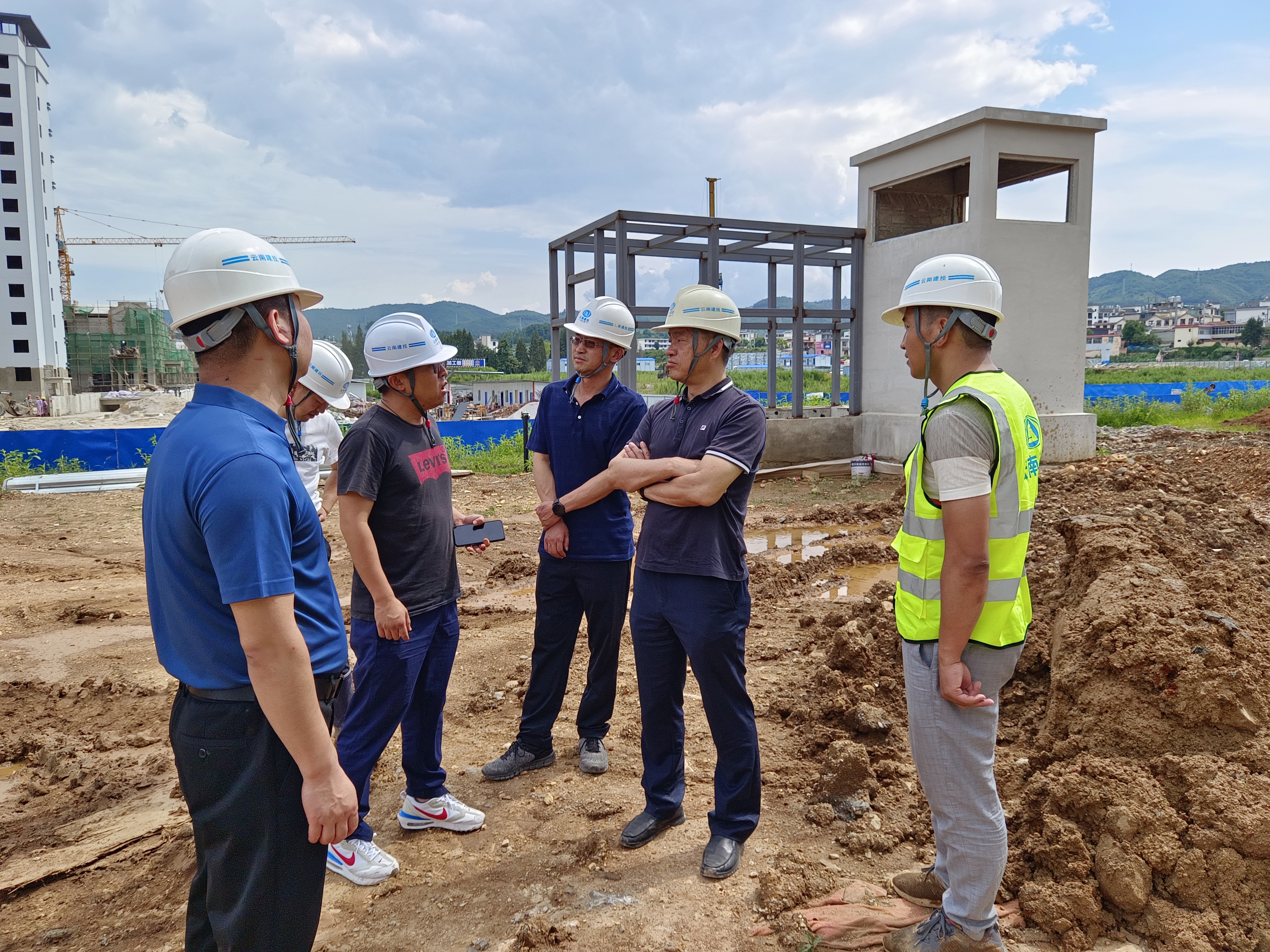 彭云一行到昌寧縣人民醫(yī)院遷建項(xiàng)目檢查指導(dǎo)