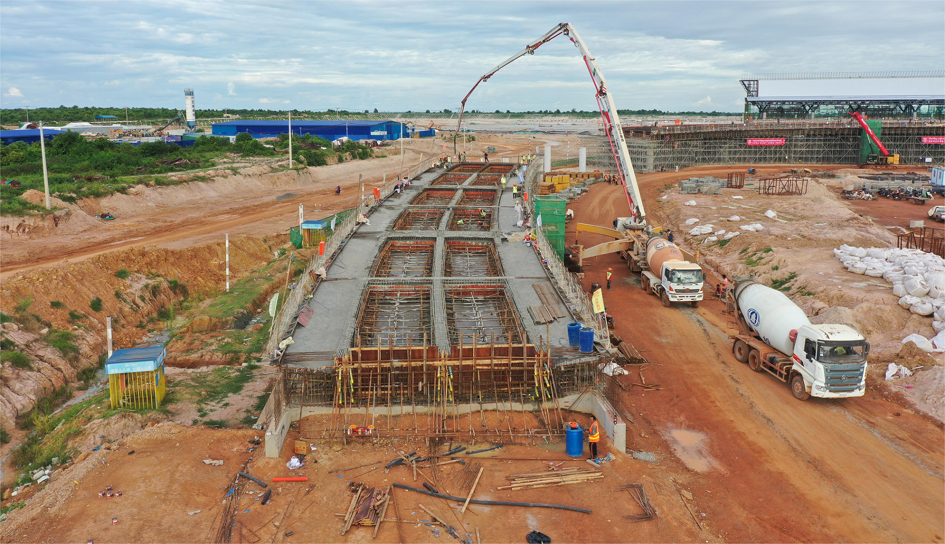 柬埔寨暹粒吳哥國際機場建設項目樓前高架橋箱梁順利完成第一次砼澆筑