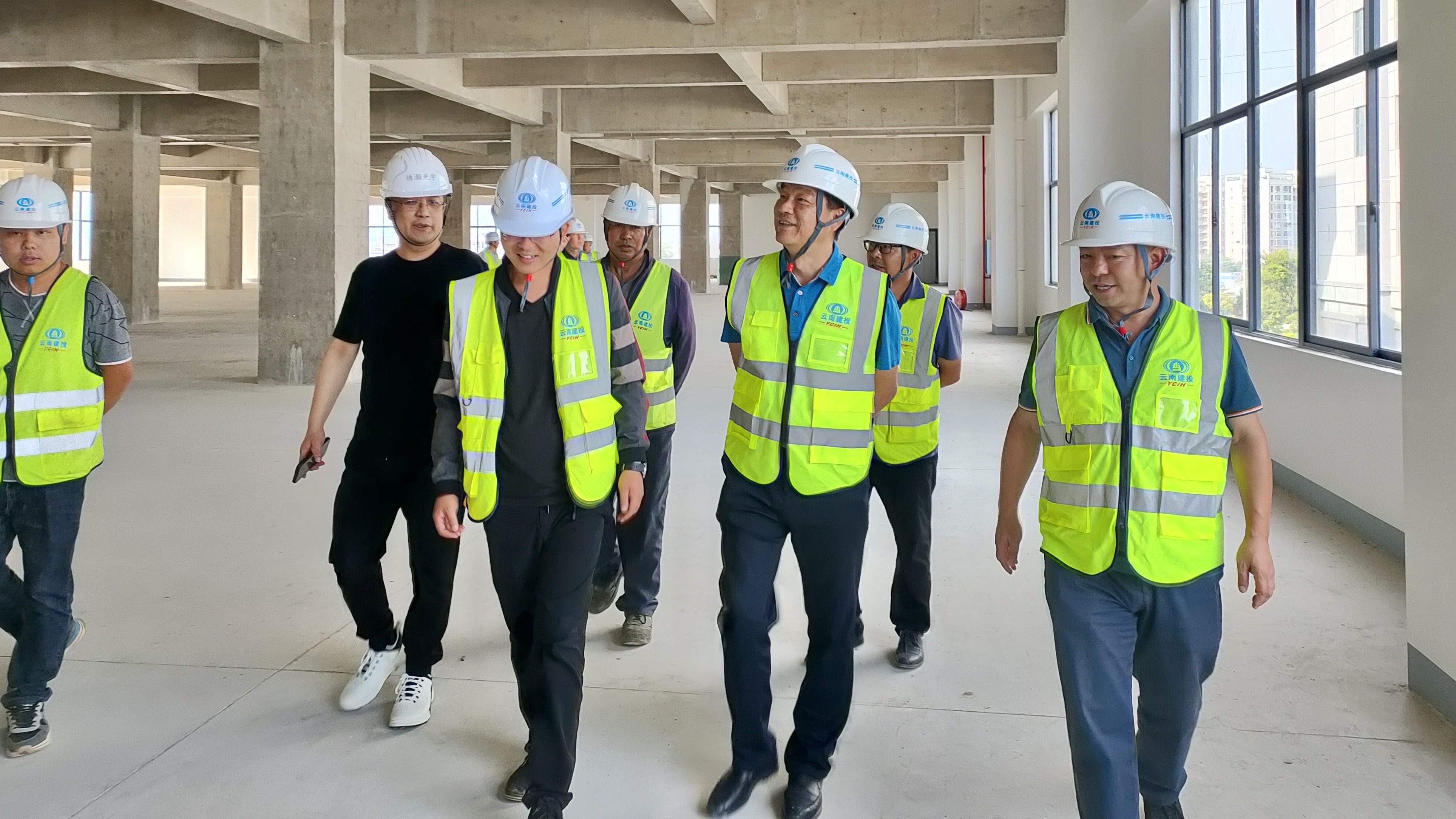 彭云參加晉寧騰洋光學(xué)標(biāo)準(zhǔn)化廠房新建項(xiàng)目封頂儀式