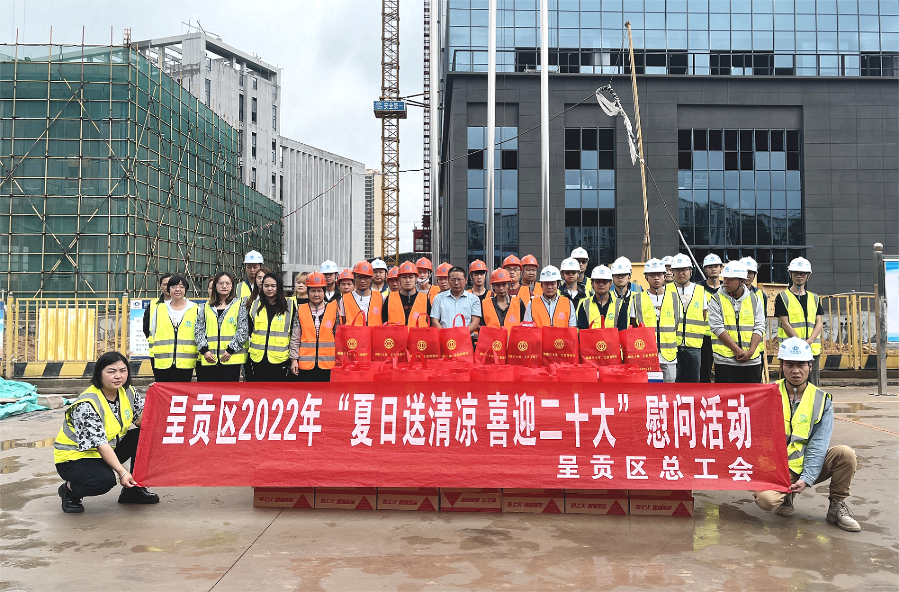 呈貢區(qū)總工會(huì)副主席章長(zhǎng)生到昆明血液中心項(xiàng)目開展慰問活動(dòng)