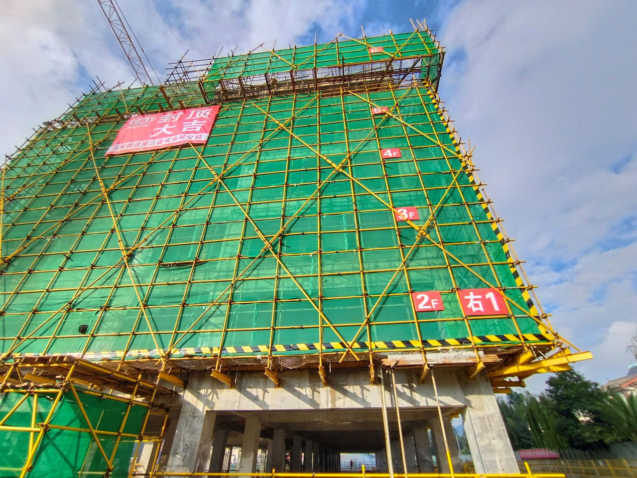 【項目動態(tài)】麗江師專改擴建項目B區(qū)實驗實訓(xùn)樓右1首塊樓板順利封頂