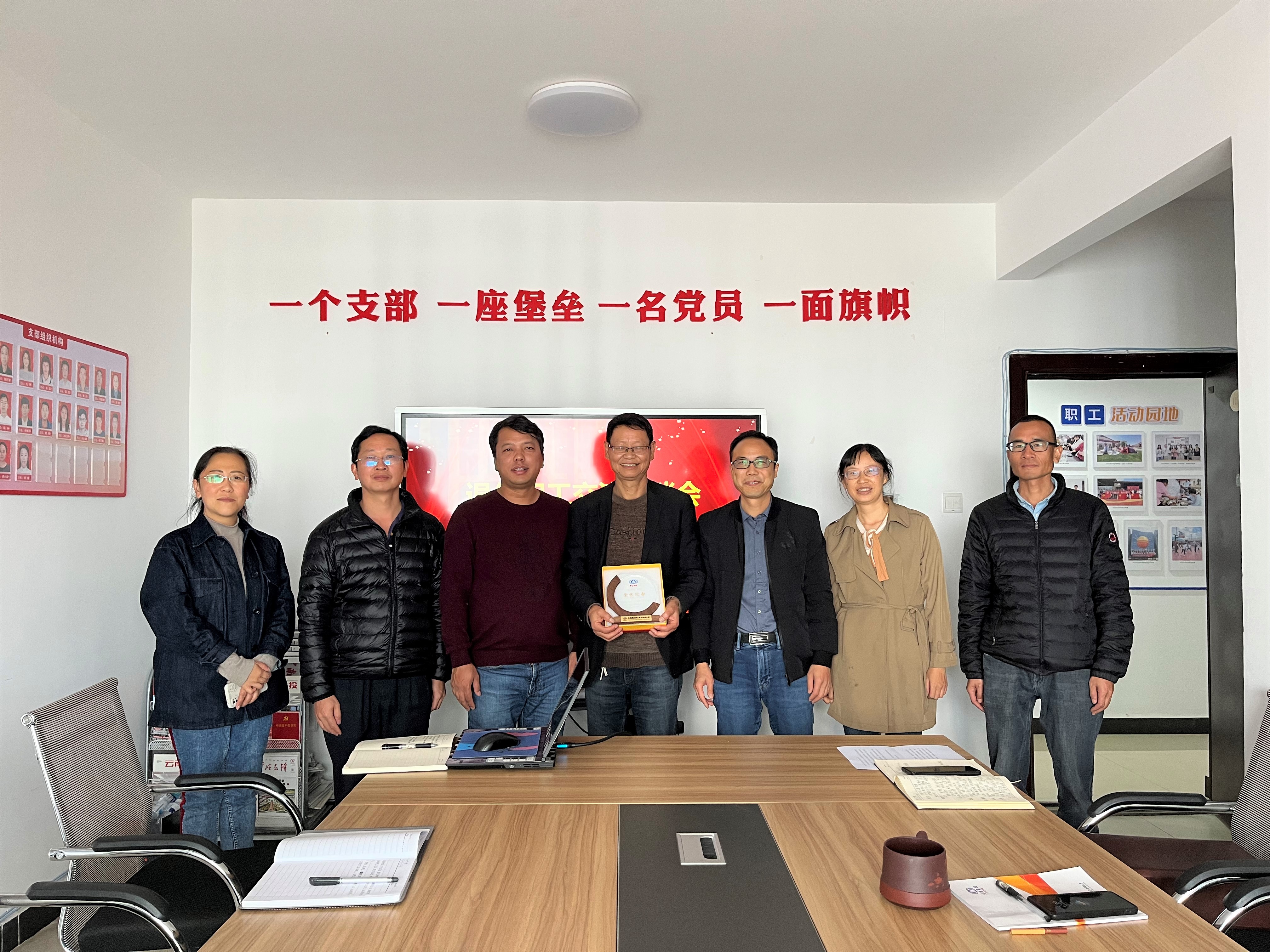 光榮在崗42年！退休歡送會，情誼暖人心