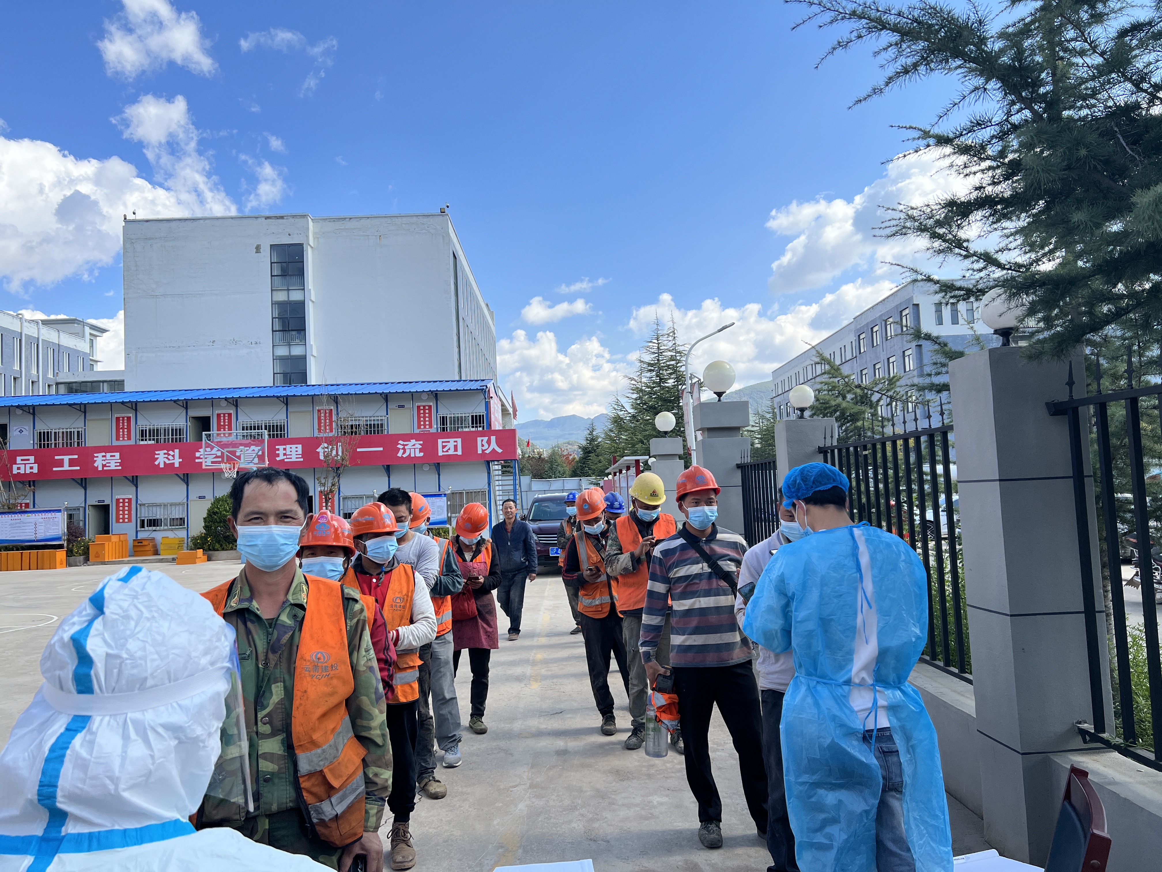 【我為群眾辦實(shí)事】麗江師專項(xiàng)目開(kāi)展全員核酸檢測(cè)