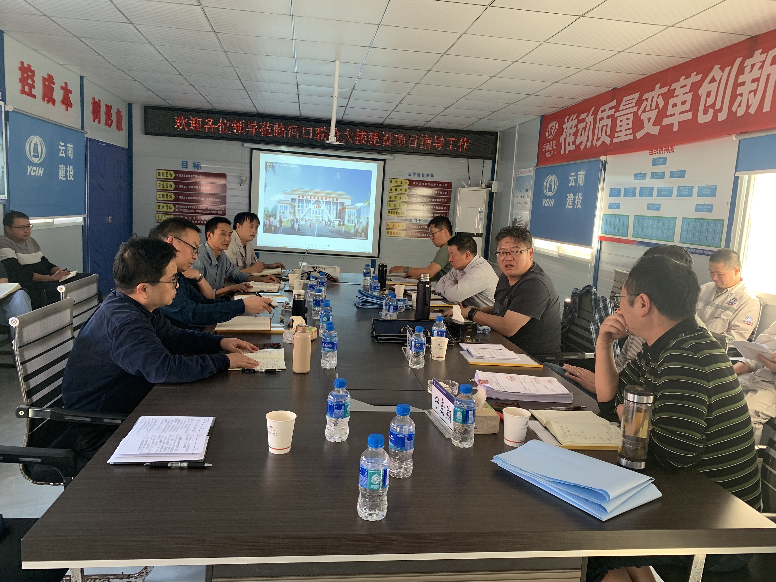 集團總工程師張輝到河口聯(lián)檢大樓項目檢查指導