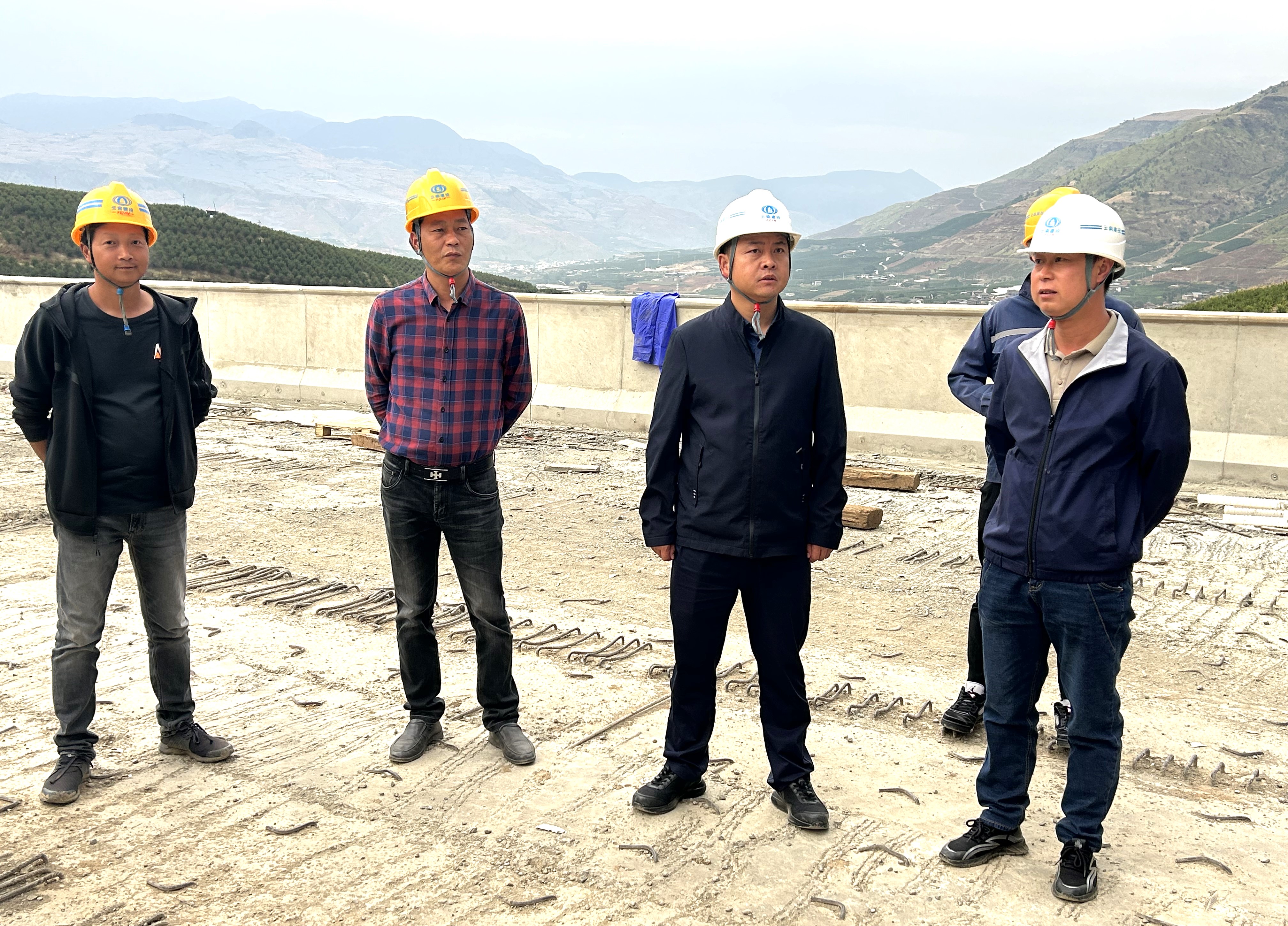 公司領(lǐng)導(dǎo)到賓鶴高速土建五工區(qū)調(diào)研