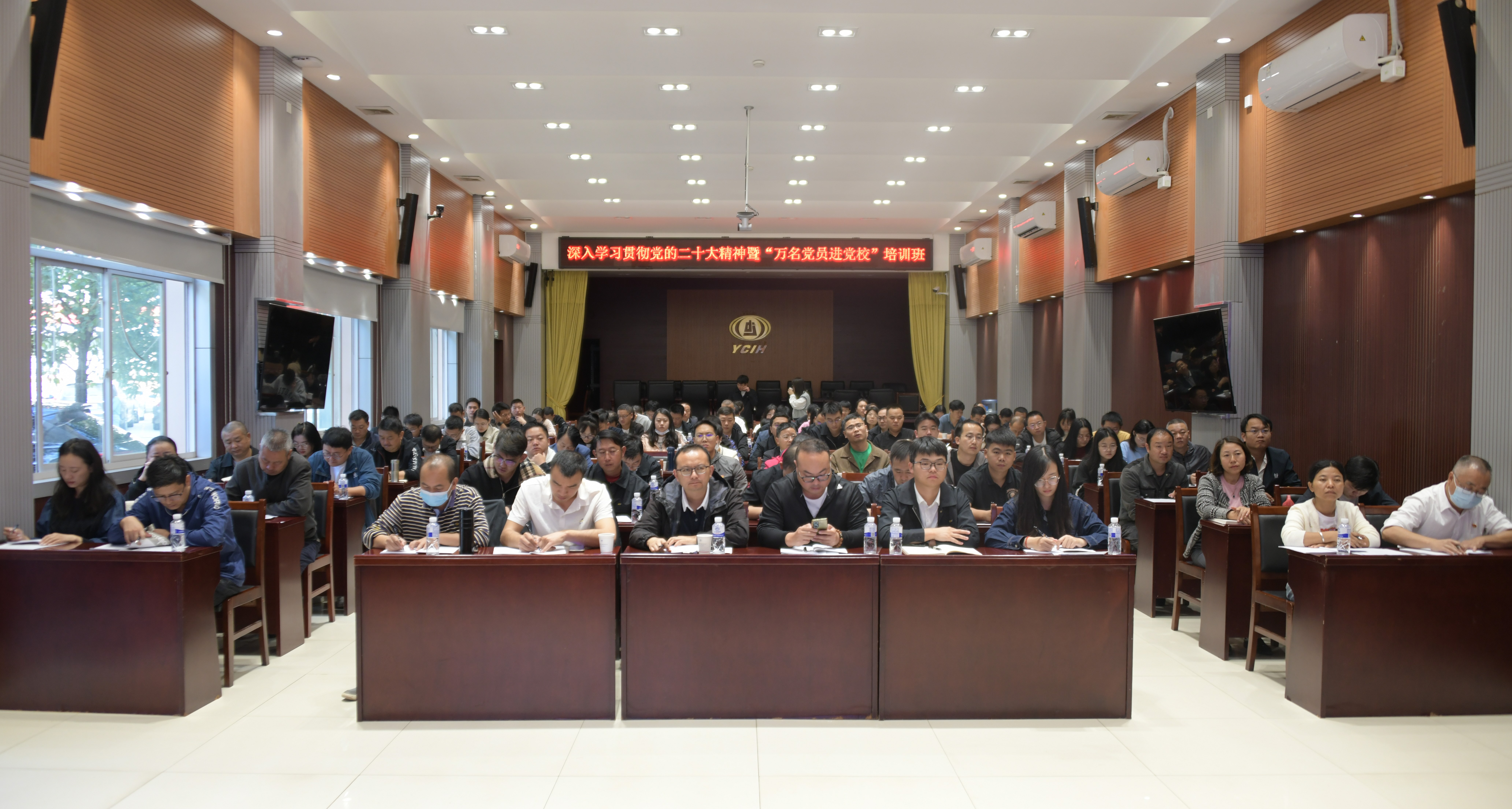 黨建引領(lǐng)丨萬名黨員進(jìn)黨校 “充電蓄能”強(qiáng)黨性