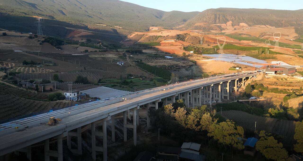 大干50天丨賓鶴高速五工區(qū)上營3號大橋梁板全幅架設(shè)貫通