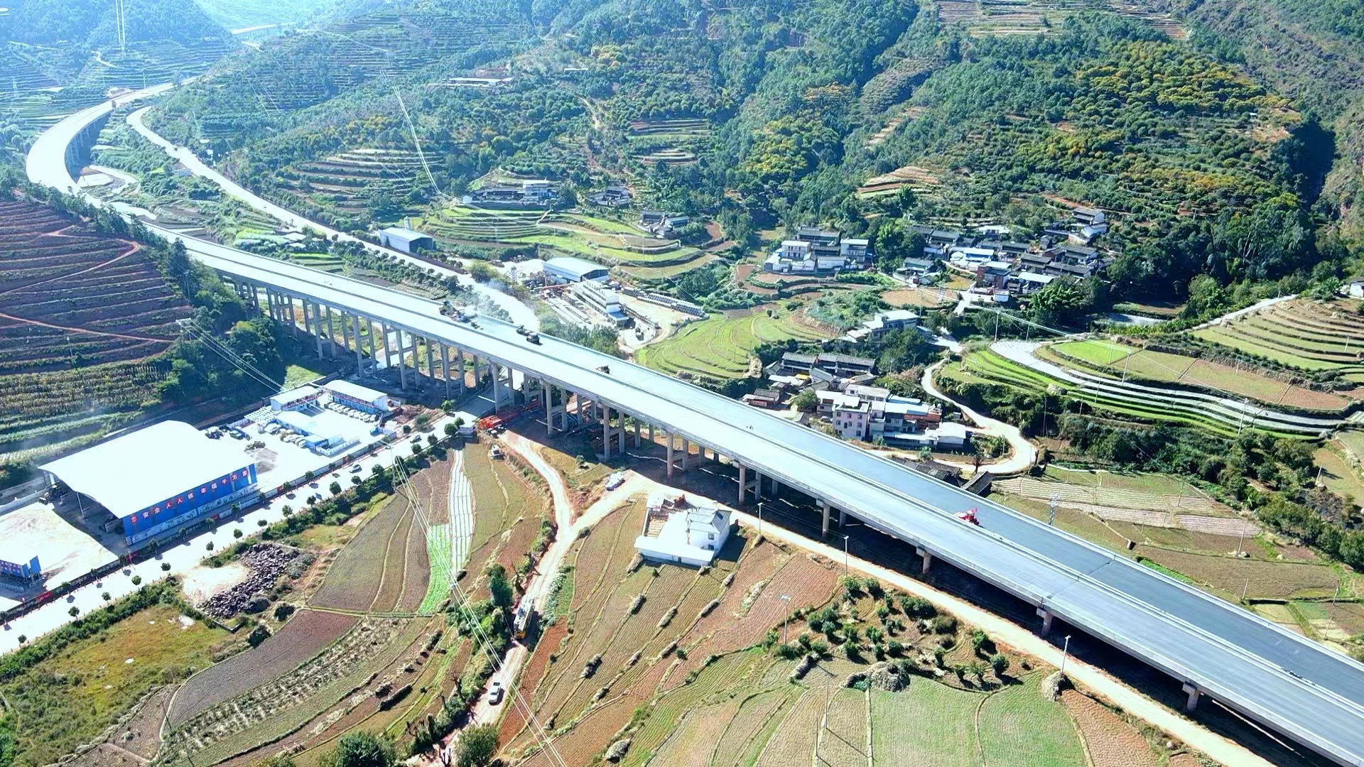 凝心聚力勇?lián)?dāng) 便攜青山入戶來——永金高速項目土建七分部建設(shè)紀(jì)實