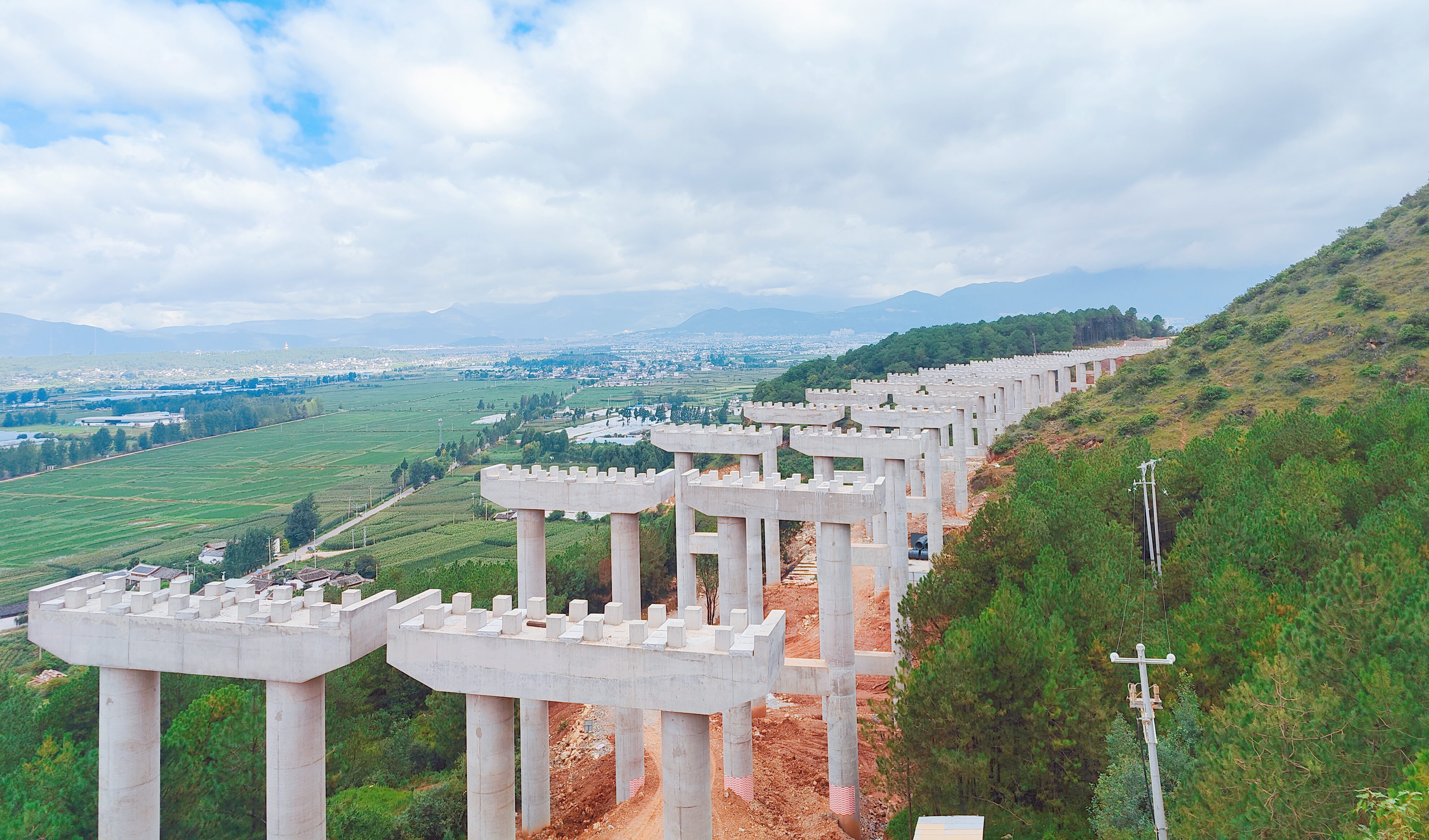 古寧高速項目美自欄2號橋下部構(gòu)造全部完成